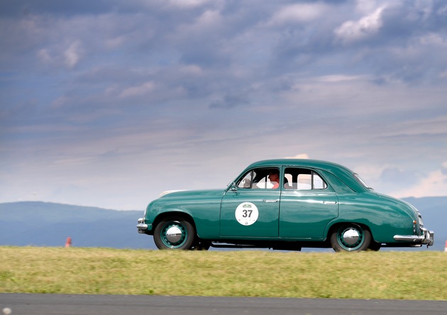 Oldtimer im &apos;Land der 1.000 Berge&apos;: SKODA startet mit faszinierenden Autos bei &apos;Sauerland Klassik&apos; (FOTO)