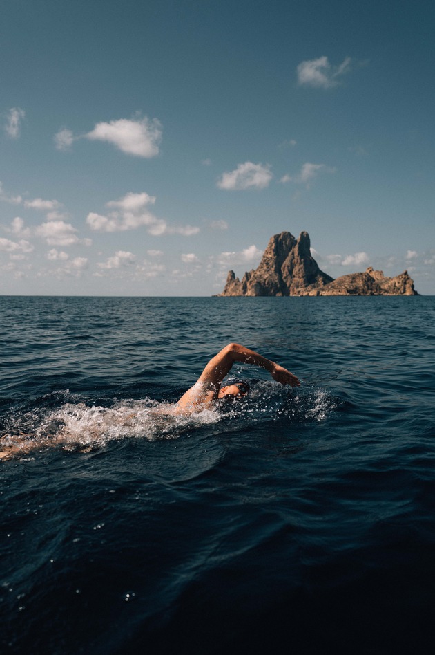 Elite athletes set new world record in the Mediterranean / Extreme swimmers Nathalie Pohl and Andy Donaldson collect more than €150,000 for charity with their new world record