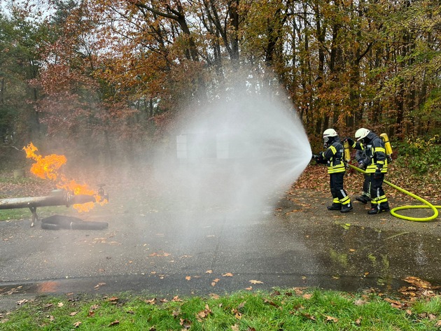 FW-KLE: Sicherheit im Einsatz: Freiwillige Feuerwehr Bedburg-Hau trainiert auf Training-Base in Weeze