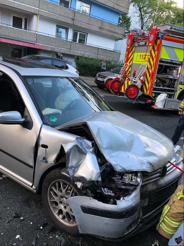 POL-ME: Fünf Autos bei Verkehrsunfall beschädigt - Ratingen - 2209097