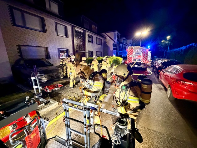 FW-GL: Zimmerbrand greift auf Dachstuhl eines Mehrfamilienhauses über