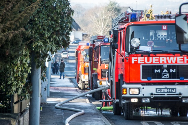 FW Menden: Kellerbrand mit Menschenrettung