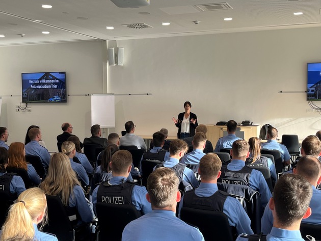 POL-PPTR: 42 neue Polizeibeamtinnen und -beamte nehmen im Polizeipräsidium Trier ihren Dienst auf