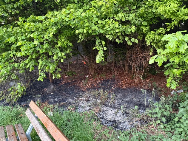 FW Ense: Feuerwehr Ense löscht Waldbrand / Fahrlässigkeit vermutlich Ursache