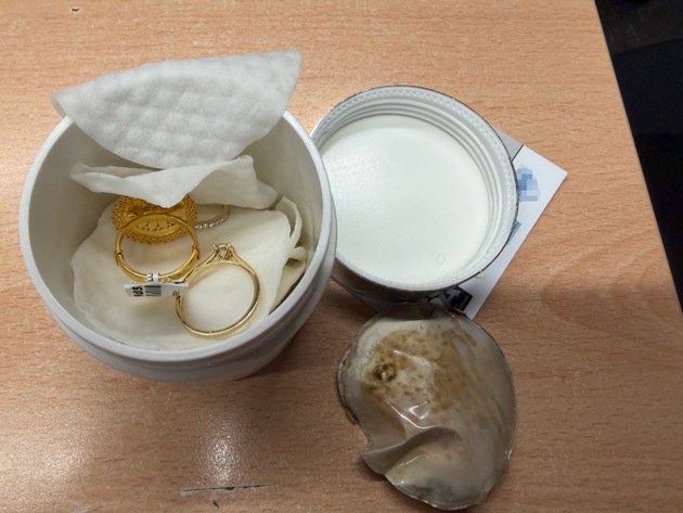 HZA-D: Goldschmuggel in Cremedose/Zoll am Düsseldorfer Flughafen findet Goldringe bei Reisendem