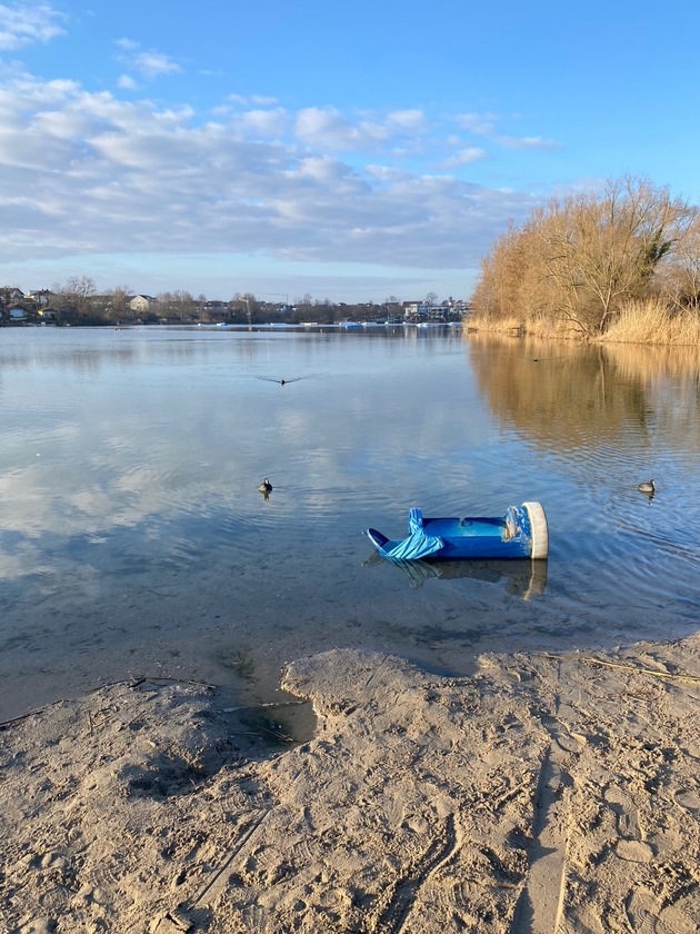 POL-MA: Mannheim-Rheinau: Vandalismus am Rheinauer See - Bäume mit Schutzhalterung herausgerissen - Mülleimer in See geworfen