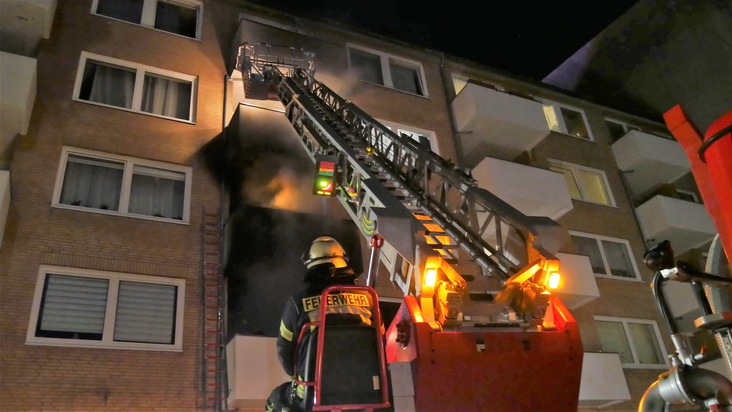 FW Celle: Wohnungsbrand in Celle: Feuerwehr rettet vier Personen und mehrere Tiere - Wohnung steht in Vollbrand