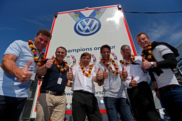 VfL Wolfsburg-Presseservice: VfL Wolfsburg pusht Volkswagen Rallye-Team zum Dreifachtriumph auf Heimatstrecke / Klaus Allofs, Dieter Hecking, Christian Träsch und Maximilian Arnold besuchten Fahrer in Trier