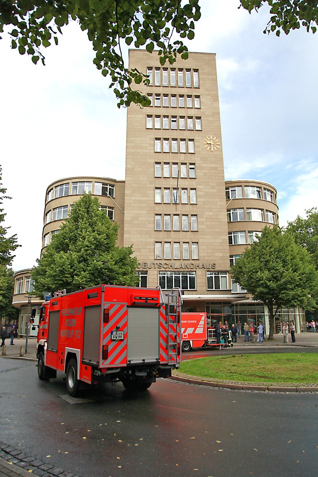 FW-E: Feuer im Keller des &quot;Deutschlandhauses&quot; an der Lindenallee