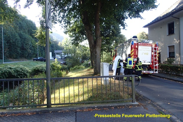 FW-PL: OT-Stadtmitte. Ölhaltige Flüssigkeit gelangt in Oesterbach. Mitarbeiter und Feuerwehr verhindern größeren Schaden