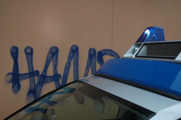 POL-WL: Serie von Sachbeschädigungen durch Graffiti - Gemeinde setzt 300 Euro Belohnung aus.