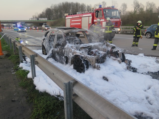 POL-DEL: Autobahnpolizei Ahlhorn: Fahrzeugbrand auf der Autobahn 1 im Bereich der Gemeinde Emstek