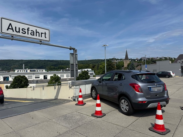 FW-EN: Schwieriger Feuerwehreinsatz nach PKW-Unfall am Mühlencenter - Zwei Leichtverletzte, vier beschädigte Fahrzeuge