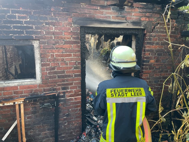FW-LK Leer: Schuppenbrand droht auf Wohnhaus überzugreifen