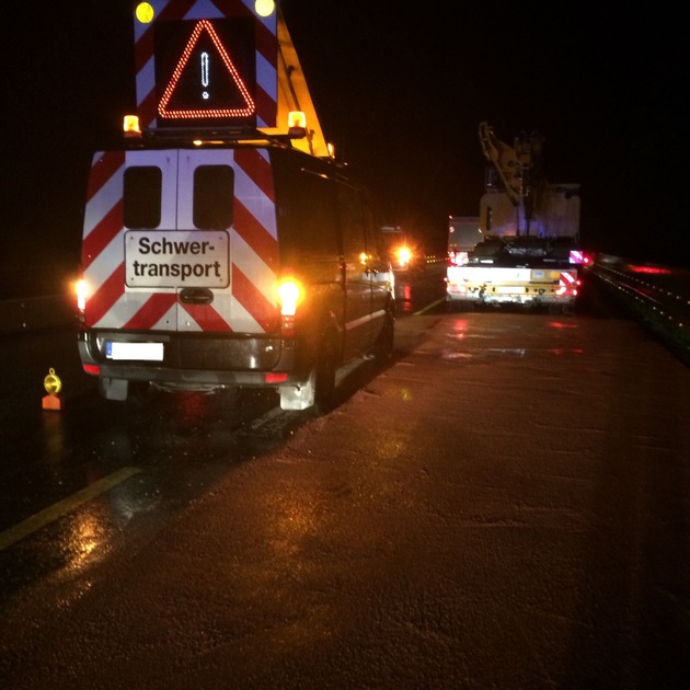 FW-ME: Ausgelaufenes Hydrauliköl auf der Autobahn