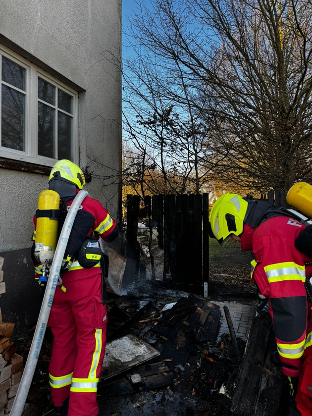 FW Wathlingen: Brennender Unrat neben einem Gebäude beschäftigt die Ortsfeuerwehren Nienhagen und Wathlingen