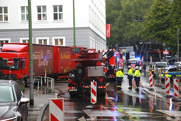 FW-E: LKW mit Einachshänger kommt auf abschüssiger Straße ins Rollen, Fahrer schwer verletzt