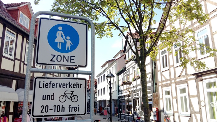 POL-HM: Polizei kontrolliert Fahrradfahrer in Fußgängerzone - positive Resonanz bei den Passanten