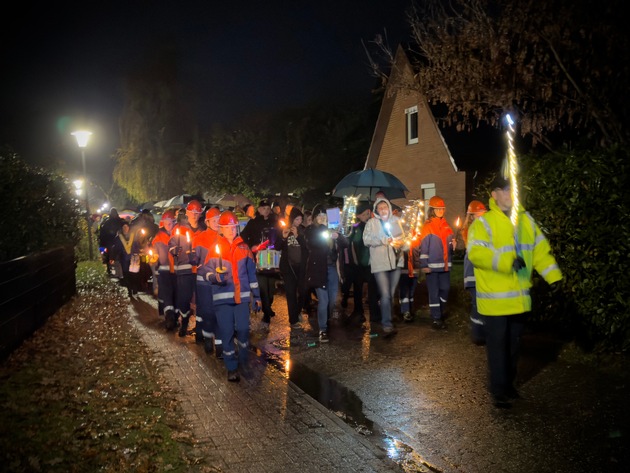 FW-OLL: Feuerwehr Huntlosen begrüßt rund 600 Teilnehmende zum ersten, gemeinsamen Laternelaufen