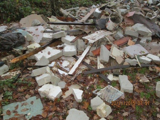 POL-SE: Groß Offenseth-Aspern: Illegale Müllablagerung am Waldrand der Offensether Tannen - mit Fotos