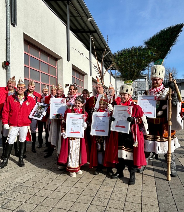 FW-GL: Dreimol "Gl&auml;bbisch Alaaf" op de F&uuml;&uuml;rwaach - Bergisch Gladbacher Dreigestirne zu Gast bei der Feuerwehr