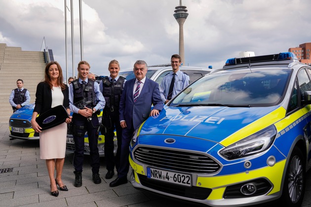 Ford übergibt Streifenwagen-Flotte an Nordrhein-Westfalens Innenminister Herbert Reul