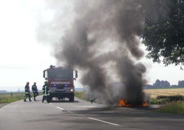 POL-DN: Sportwagen bei Rundfahrt komplett ausgebrannt