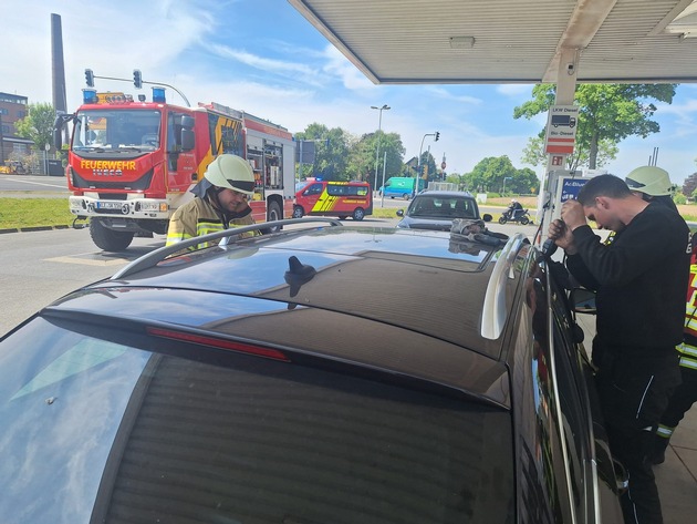 Feuerwehr Kalkar: Einsatz in Appeldorn: Kleinkind im verschlossenen Auto - schnelle Hilfe ohne Schaden