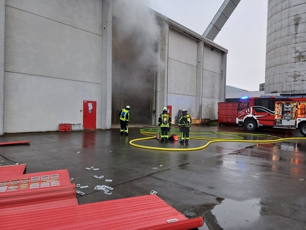 FW Horn-Bad Meinberg: Staubexplosion in Holzheizkraftwerk - Glutnester sorgen für langwierigen Feuerwehreinsatz