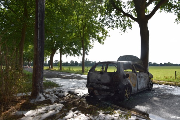 POL-BOR: Isselburg-Werth - Fahrzeug brennt nach Aufprall gegen Baum/18-Jährige leicht verletzt