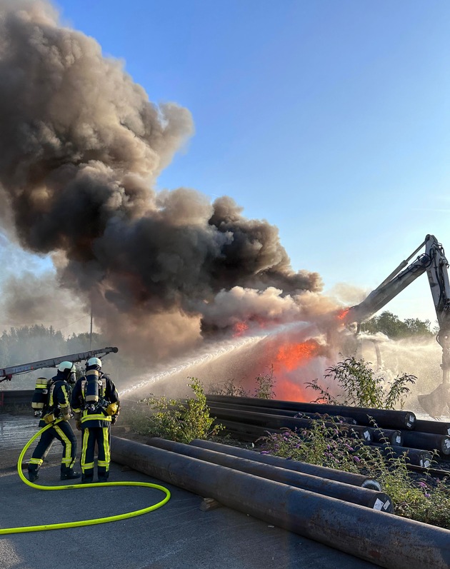 FW-BO: Brennender Bagger auf dem Betriebsgelände des Bochumer Vereins