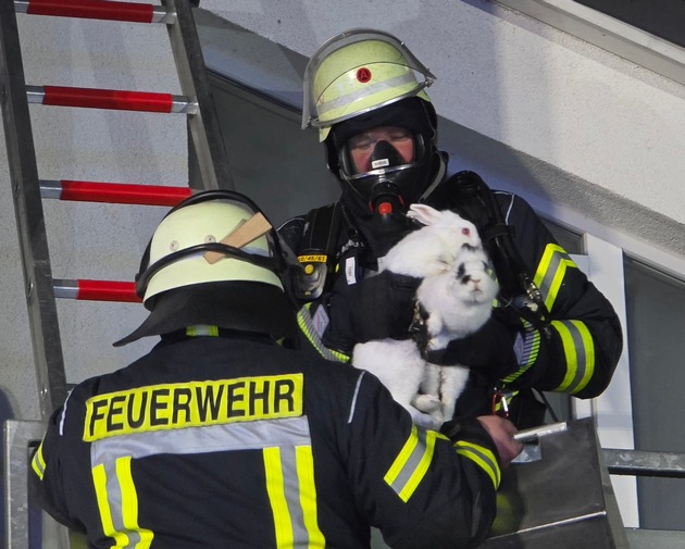 FW Celle: Dachstuhlbrand in Gro&szlig; Hehlen - Einsatzende (Gesamtbericht)