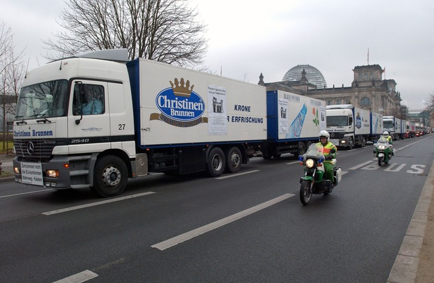 Protestaktion gegen die Abschaffung von Mehrwegkasten-Systemen in Berlin