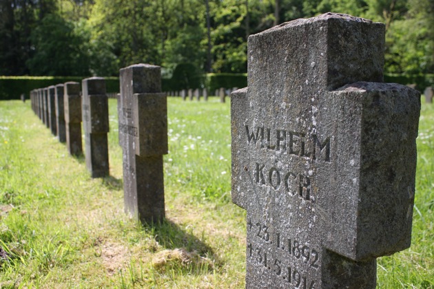 Deutsche Marine - Pressemeldung: Namen von Gefallenen glänzen zur Mahnung wieder in der Sonne - Schüler und Marinesoldaten aus Wilhelmshaven säuberten Grabstätten auf Ehrenfriedhof