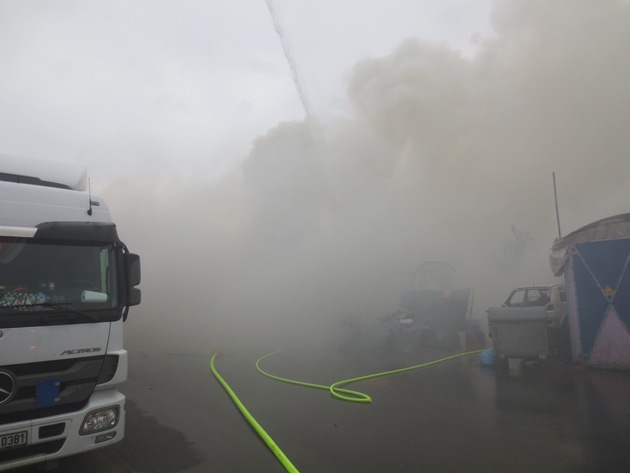 FW-GL: Mittelbrand in Industriegebiet im Stadtteil Gronau von Bergisch Gladbach