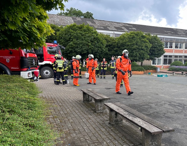 FW-ROW: Gefahrstoffeinsatz an Berufsbildender Schule in Zeven