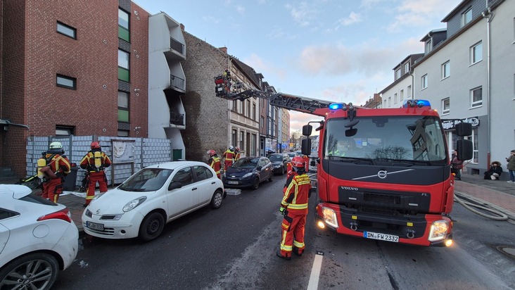 FW D&uuml;ren: Zimmerbrand mit Balkonfeuer - Personen durch Feuerwehr in Sicherheit gebracht