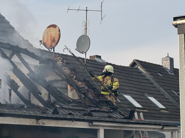 FW-GL: Anbau eines Einfamilienhauses brennt komplett nieder im Stadtteil Hebborn