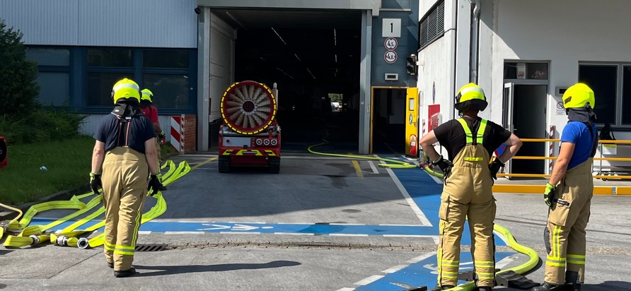 FW Ratingen: Unterstützung bei Brand in einem Gewerbebetrieb in Velbert