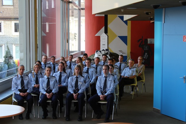 POL-EN: Ennepe-Ruhr-Kreis - Landrat Olaf Schade begrüßt neue Polizeibeamtinnen- und beamte