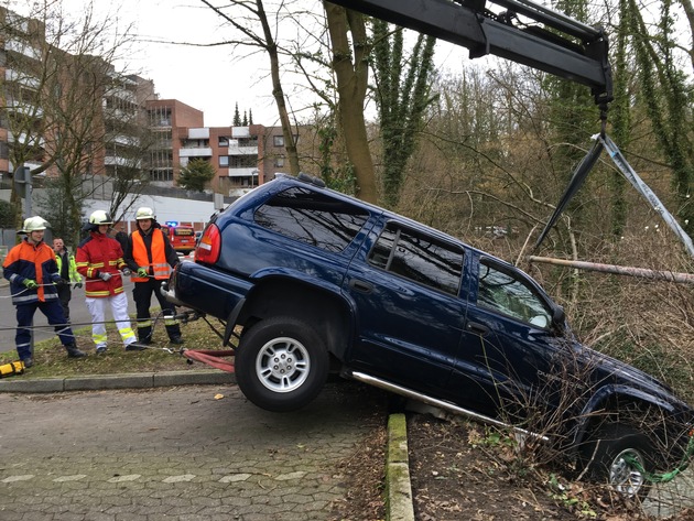 FW-Erkrath: PKW droht in die Düssel zu rutschen