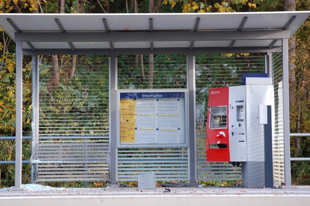 LKA-SH: Fahrkartenautomat das dritte Mal gesprengt - Zeugen gesucht; Lichtbilder beigefügt