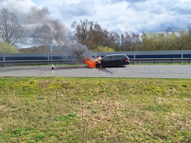 FW-ROW: Brennt Auto auf Autobahnabfahrt
