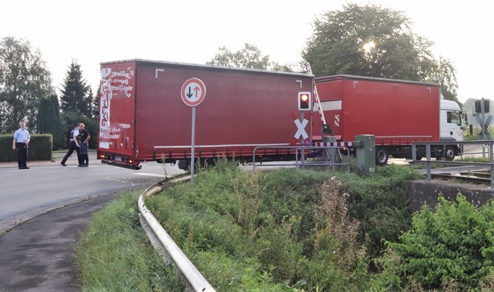 POL-HX: Lkw steckt zwischen Bahnschranken fest - Zug kann bremsen