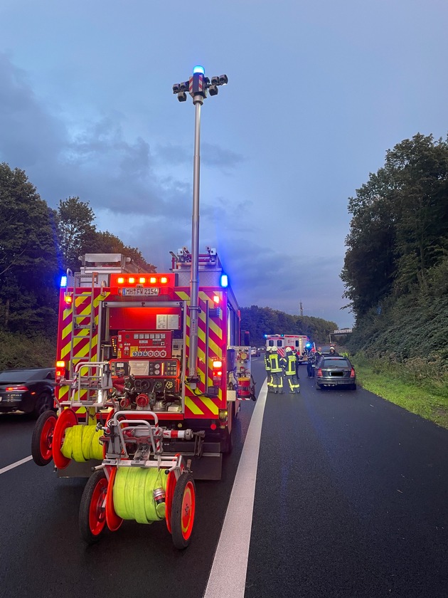 FW-MH: Verkehrsunfall auf der A40 in Fahrtrichtung Essen - Eine Person schwer verletzt