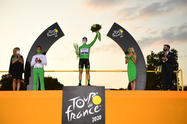 Tadej Pogacar gewinnt die 107. Tour de France und erhält Kristallglas-Trophäe von SKODA Design