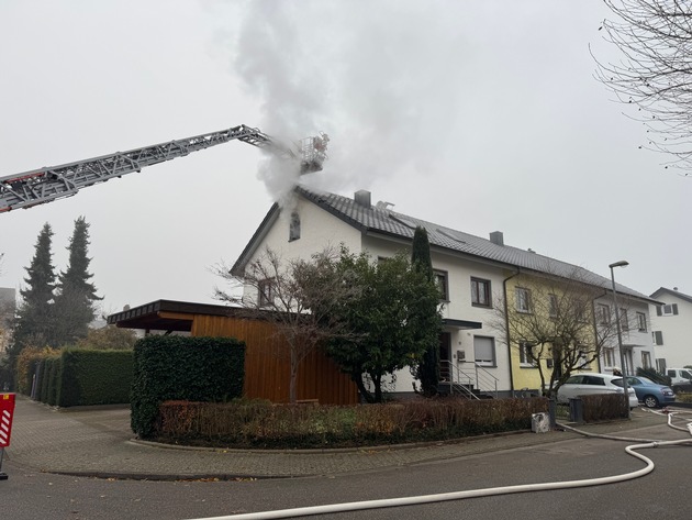 FW Achern: Zimmervollbrand in Dachgeschoßwohnung