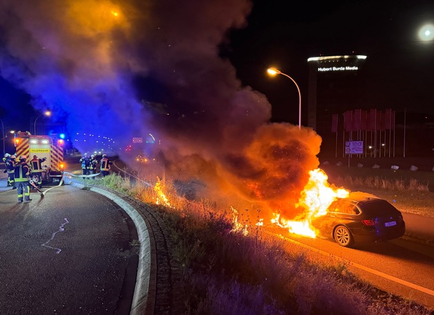 FW-OG: BMW brennt auf dem Messekreisel aus