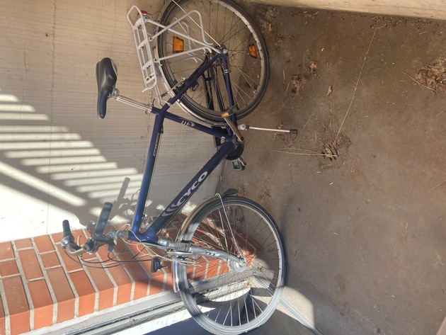 POL-NE: Fahrräder am Zaun abgestellt. Die Kripo ermittelt und fragt: Wem gehören die Räder?
