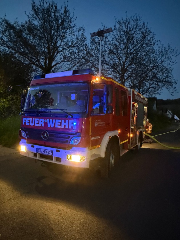 FW Königswinter: Gartenhütte brennt in Oberdollendorf
